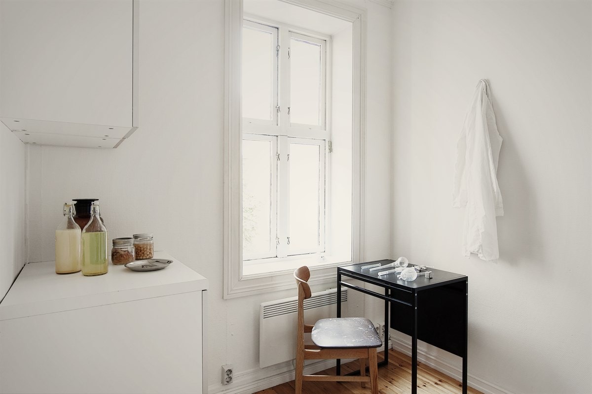 Kjøkkenet har plass til spisebord. Kokeplater og innredning til høyre for bildet. Galleribilde