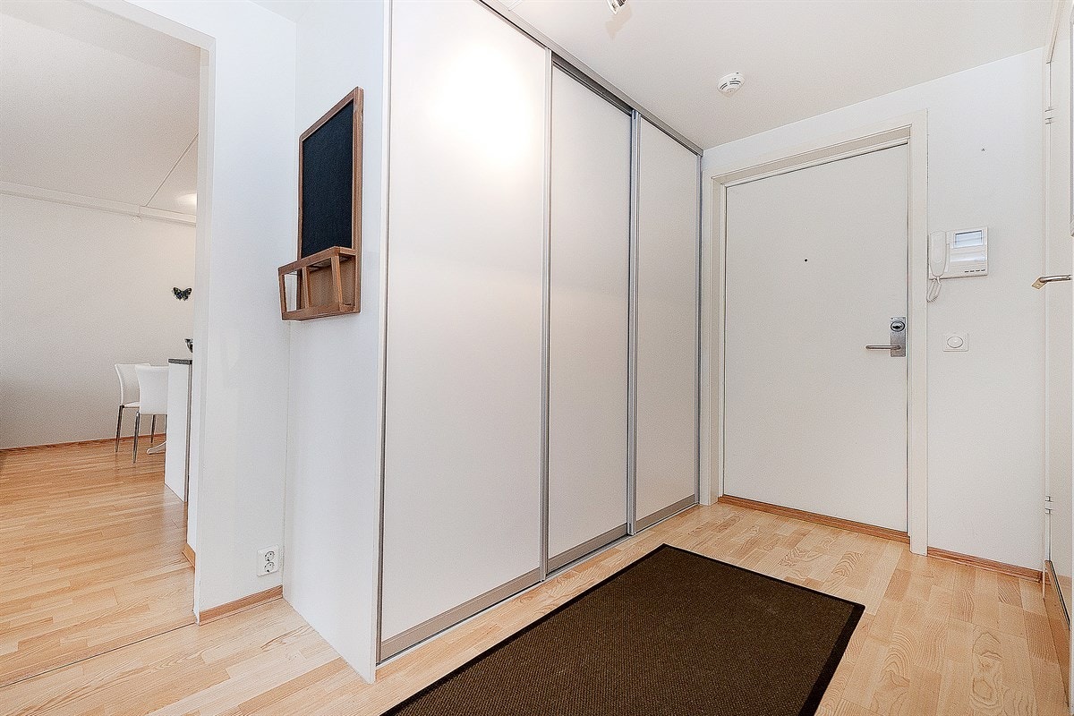 Gang/entre med god garderobeplass Galleribilde