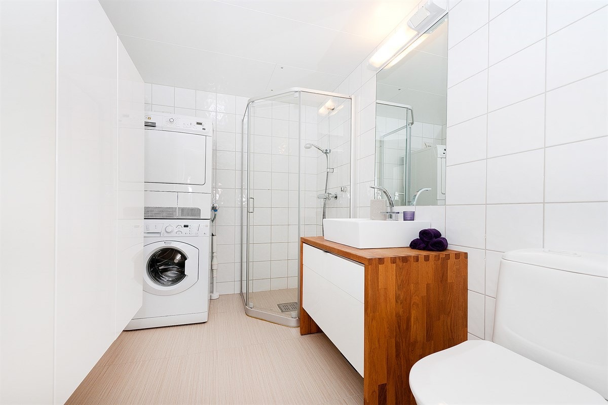 Lekkert dusjbad med varmekabler på gulv Galleribilde