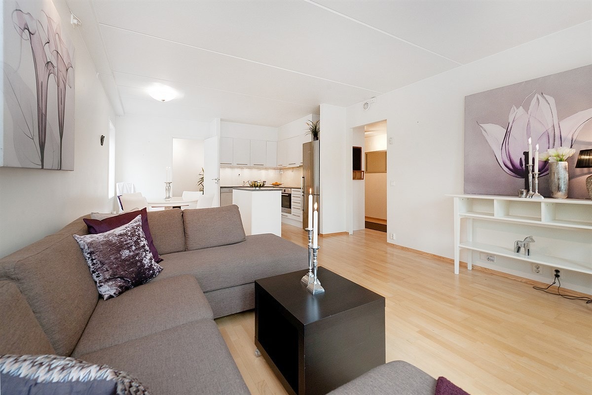 Stue/spisestue mot kjøkken Galleribilde