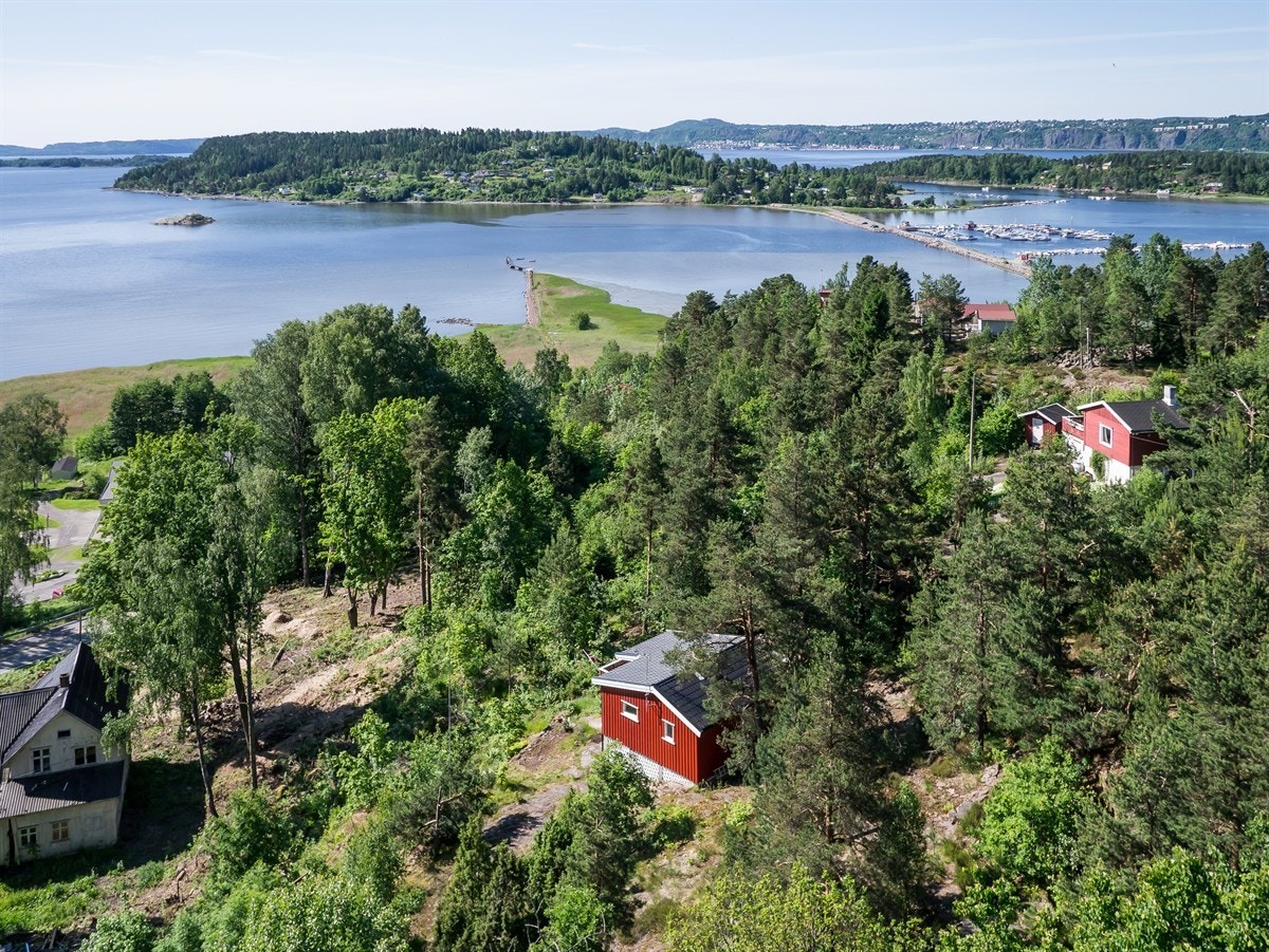 Flyfoto av hytte og utsikt Galleribilde