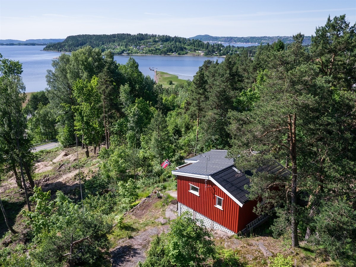 Flyfoto av hytte og utsikt Galleribilde