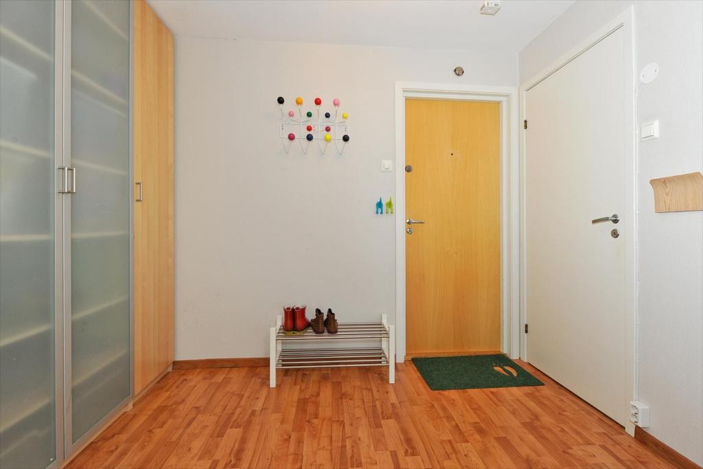 Romslig gang med god garderobe Galleribilde