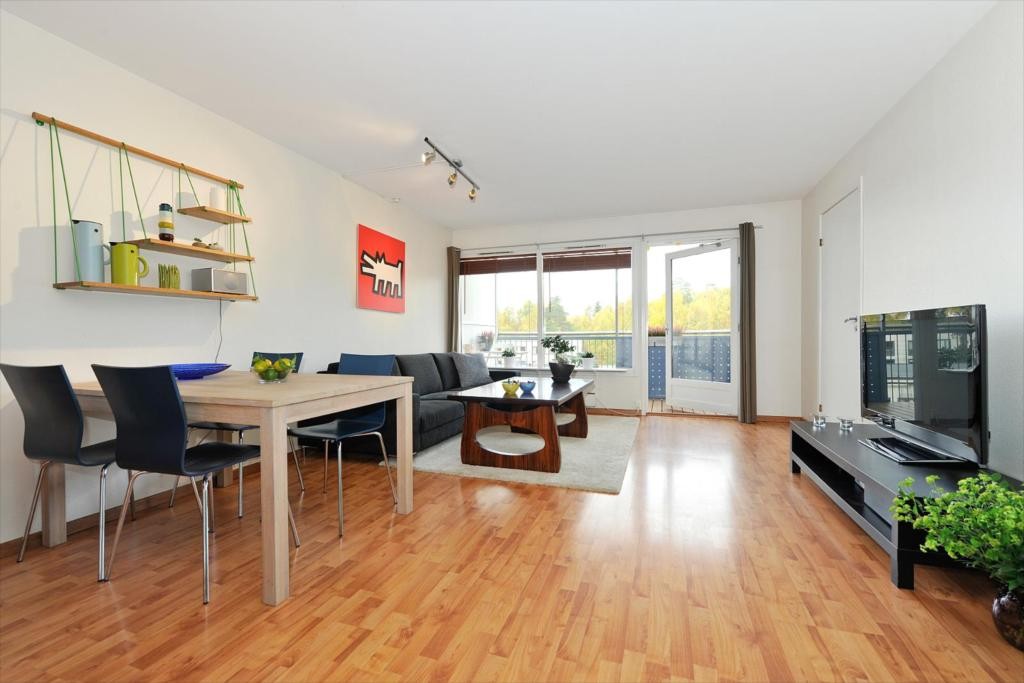 Stue med store vindusflater Galleribilde