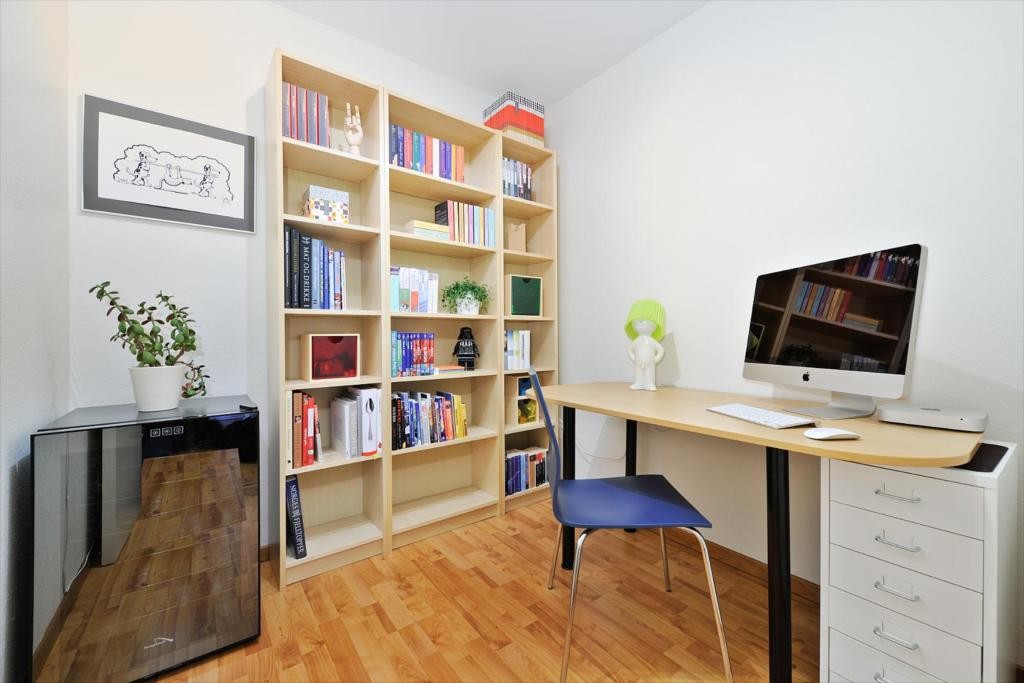 Innvendig bod innredet som kontor Galleribilde