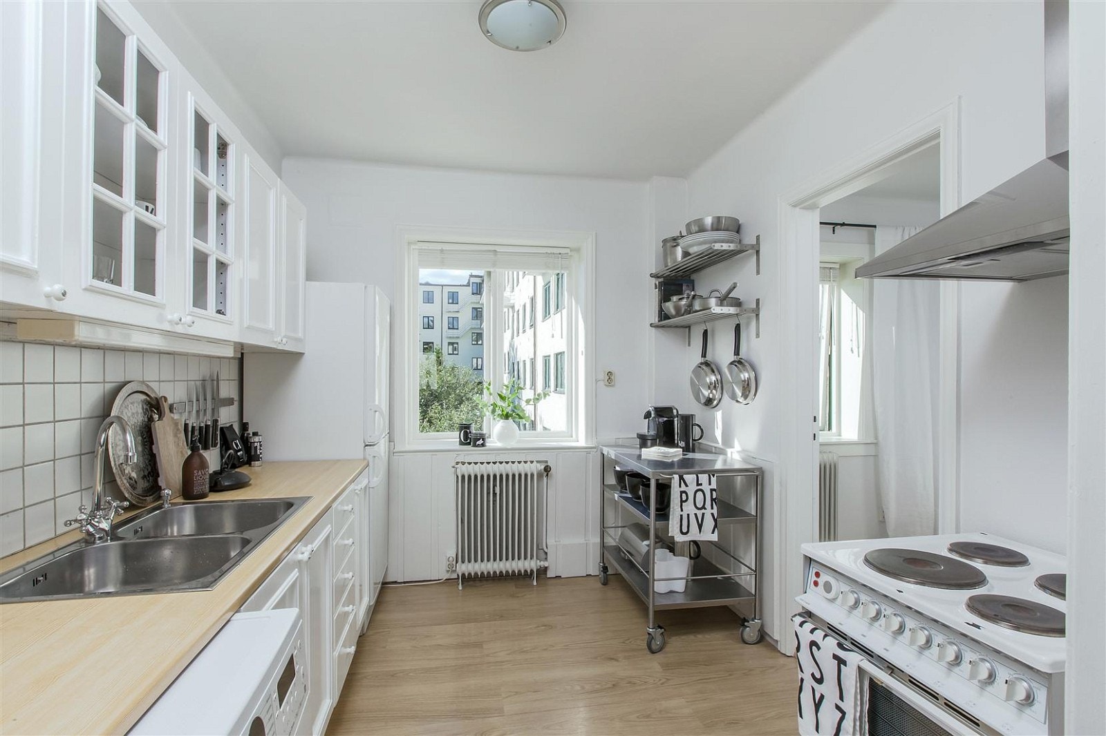 Fra kjøkkenet har man hyggelig utsyn mot bakgården. Det er muligheter for å flytte eksisterende kjøkken ut i spisestuen. Se også vedlagte forslag til ny planløsning. Galleribilde