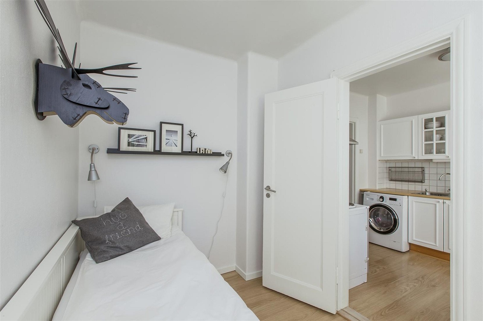 Soverom 2 med beliggenhet mot bakgård. Også mulig å gjøre om kjøkkenet til et ekstra soverom. Galleribilde