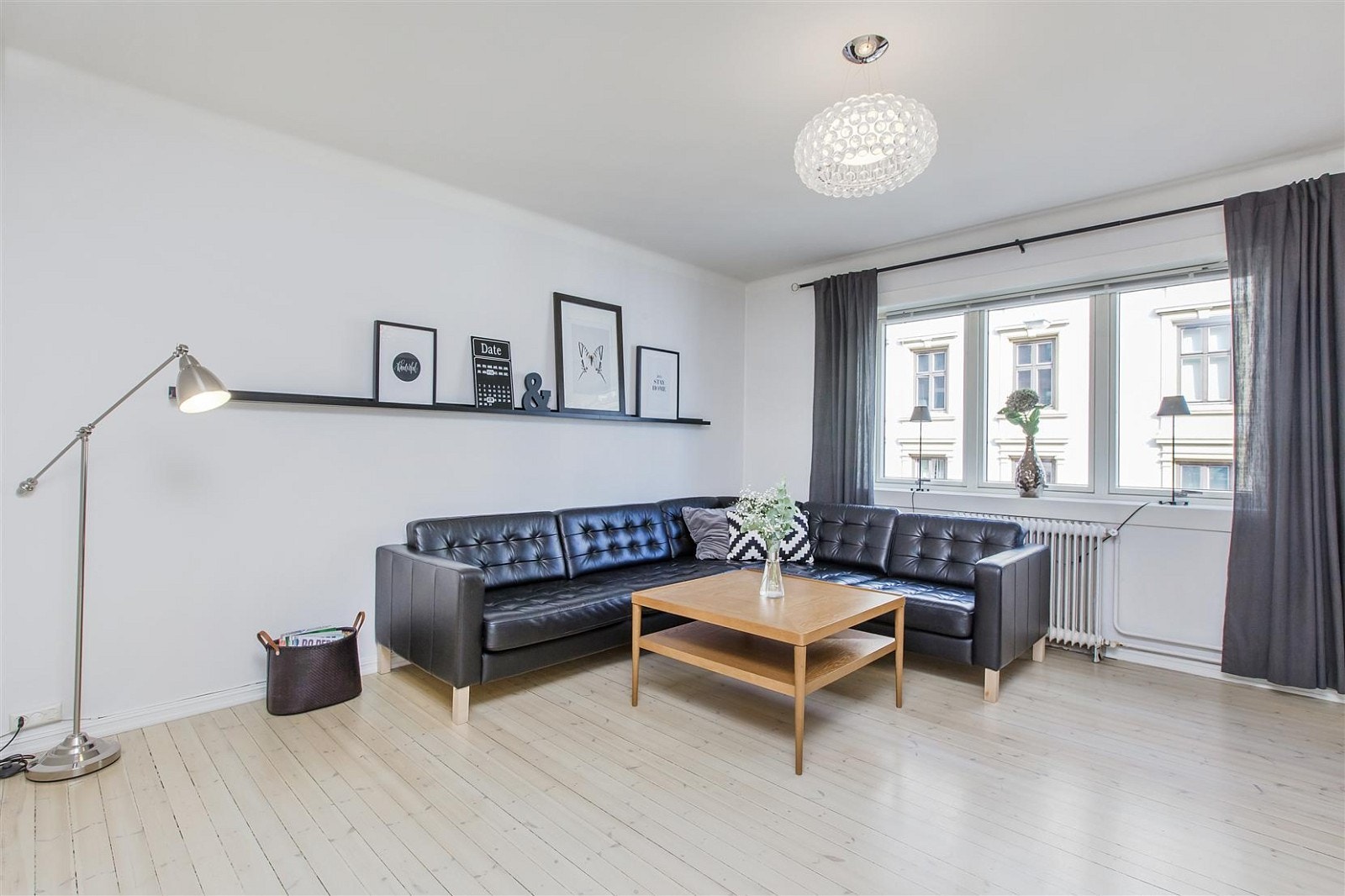 Åpen og romslig stue/spisestue med nyamlte overflater. Galleribilde