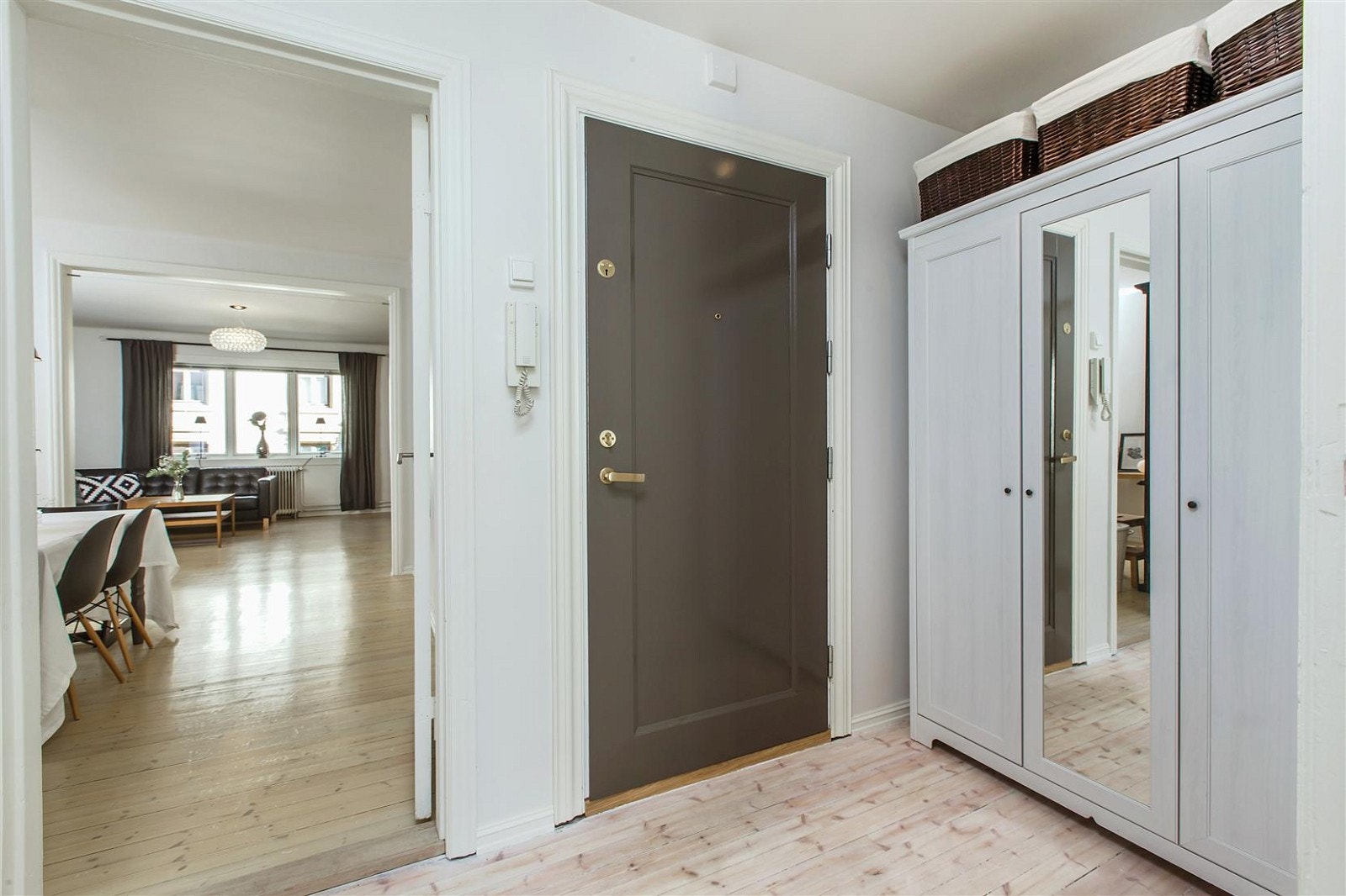 Entrè med god plass til yttertøy og sko. Galleribilde