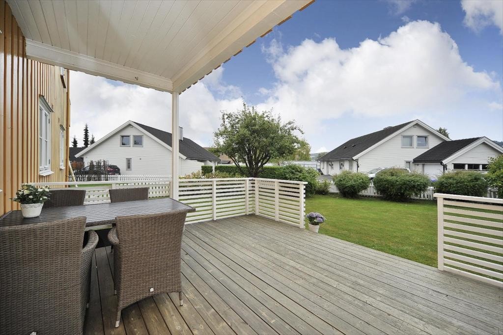 Koselig terrasse ut mot hagen Galleribilde