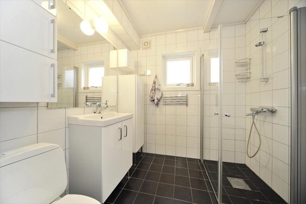 Nyere bad/wc med dusjvegger - Gulvvarme Galleribilde