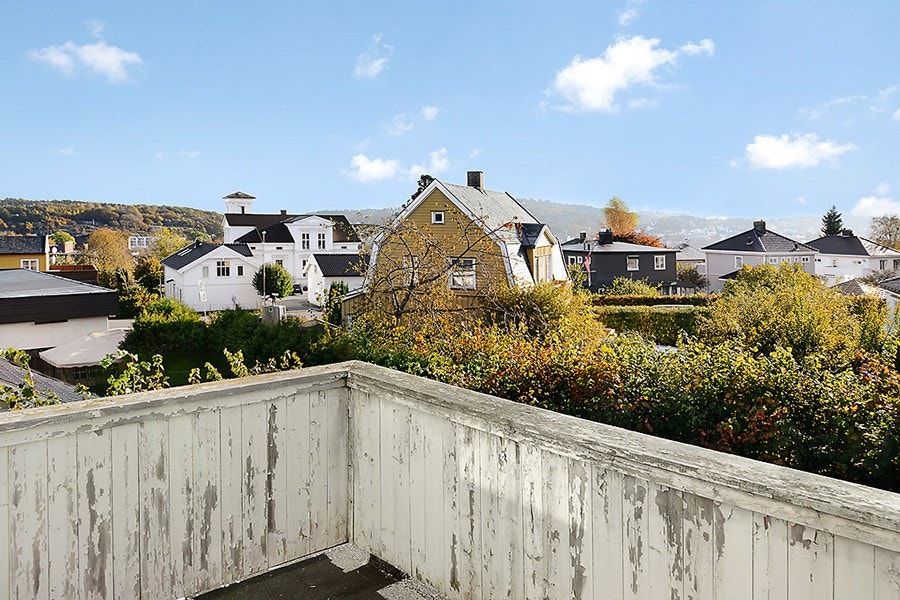 Terrasse i 2. etg. med utsikt over nærområdet Galleribilde
