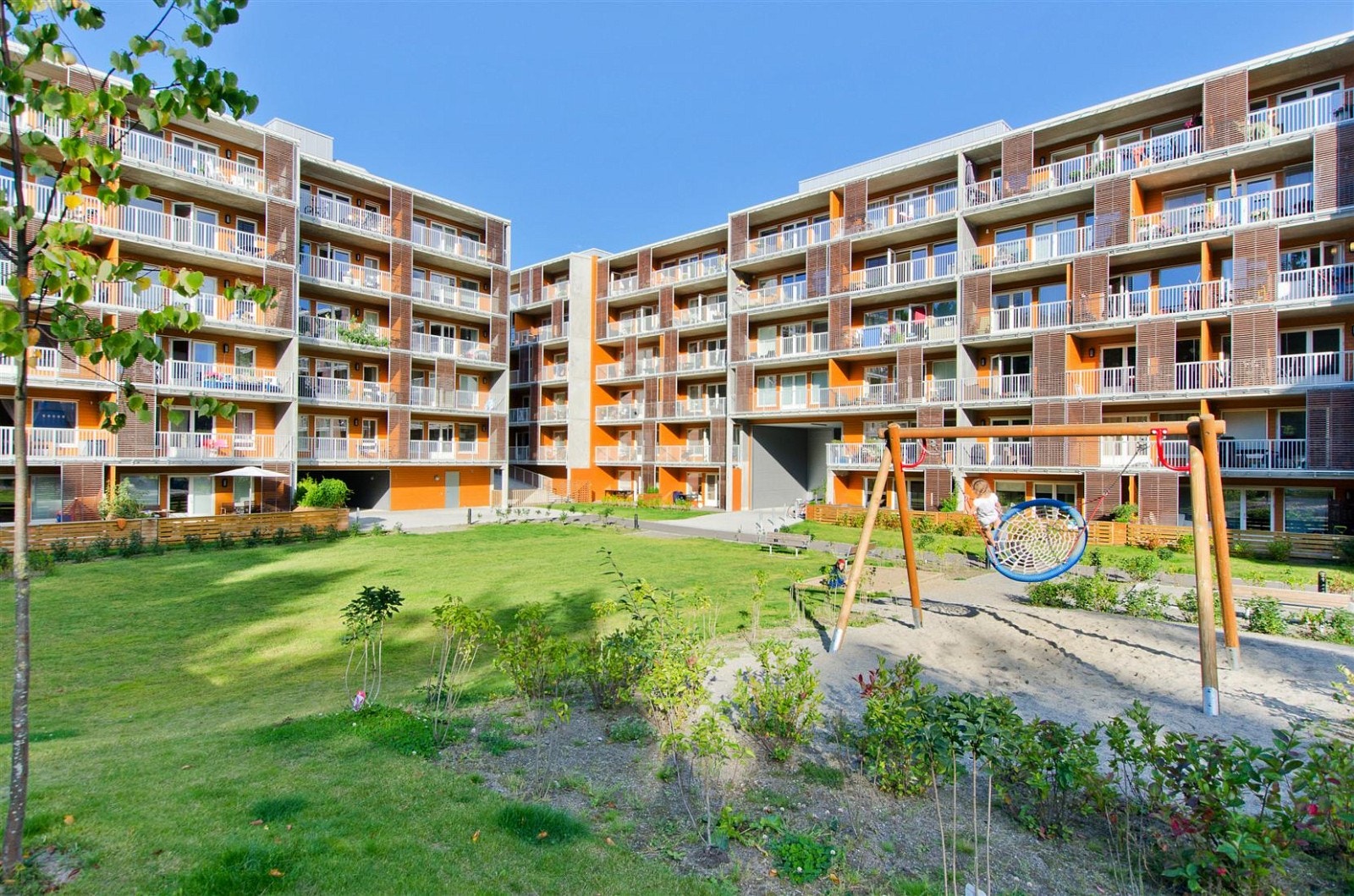 Flere sittegrupper, lekeplass og sykkeparkering på fellesområdene. Galleribilde