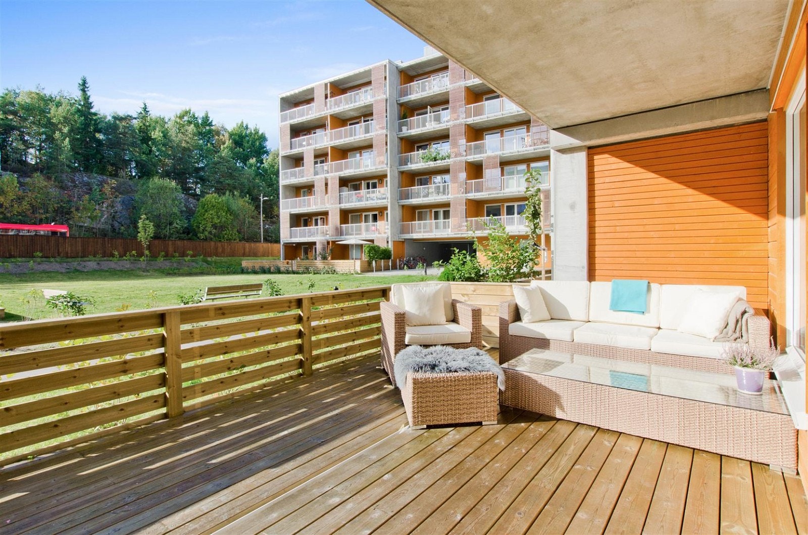 Stor inngjerdet vestvendt terrasse med gode solforhold. Terrassen vender inn mot rolig og pent opparbeidet fellesareal. Galleribilde