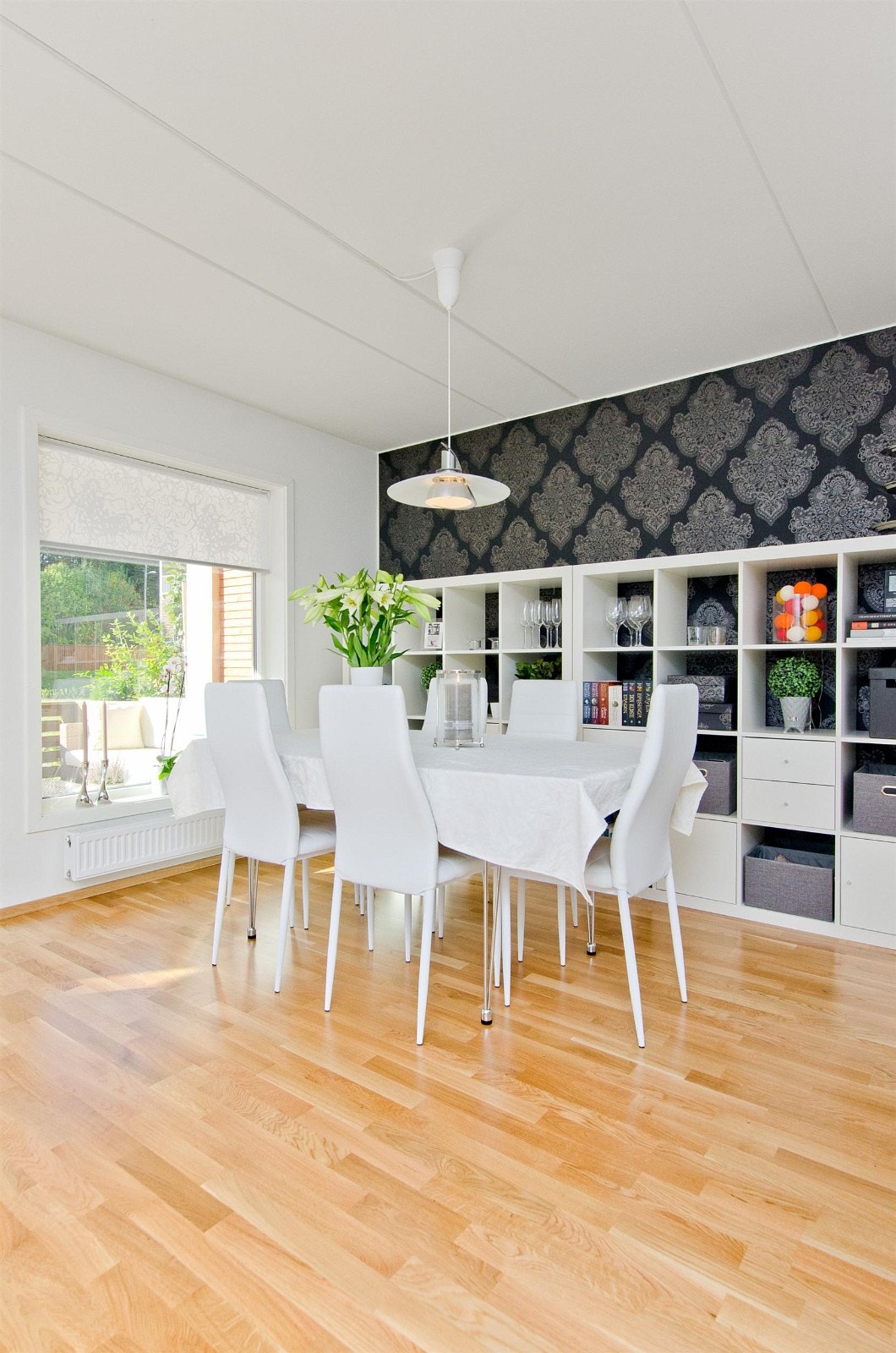 Åpen stue-/ kjøkkenløsning med plass til spisebord. Galleribilde