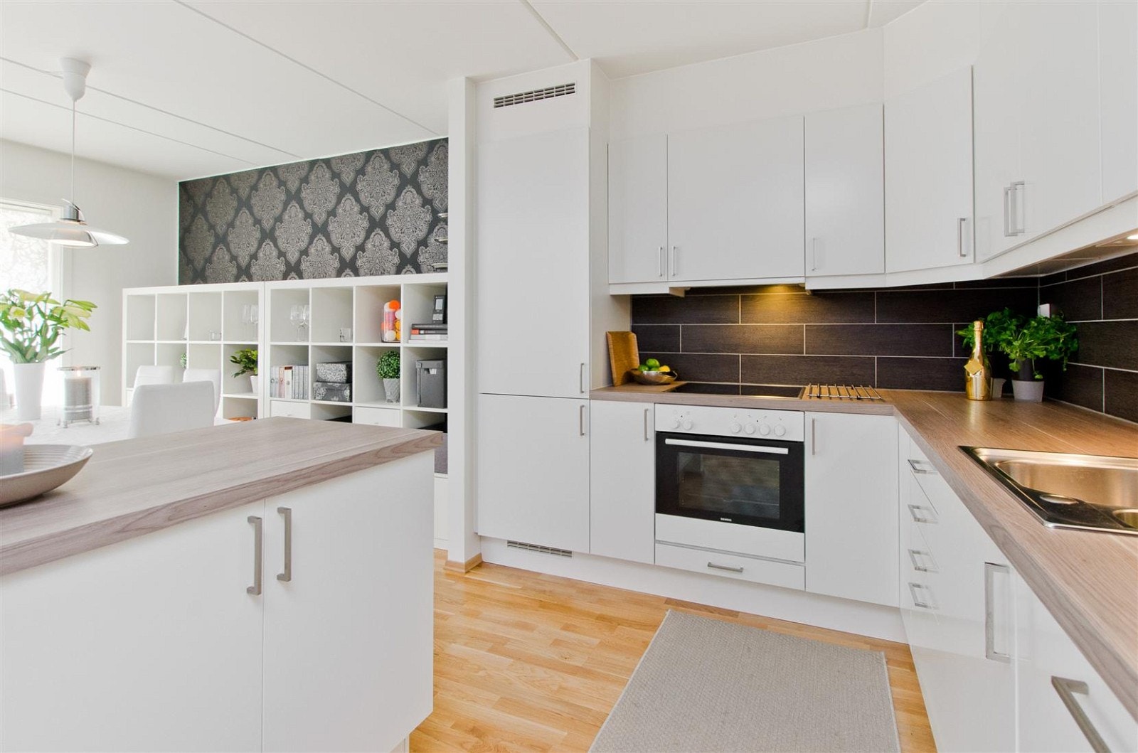 Integrert stekeovn, platetopp, kjøl/frys og oppvaskmaskin. Galleribilde