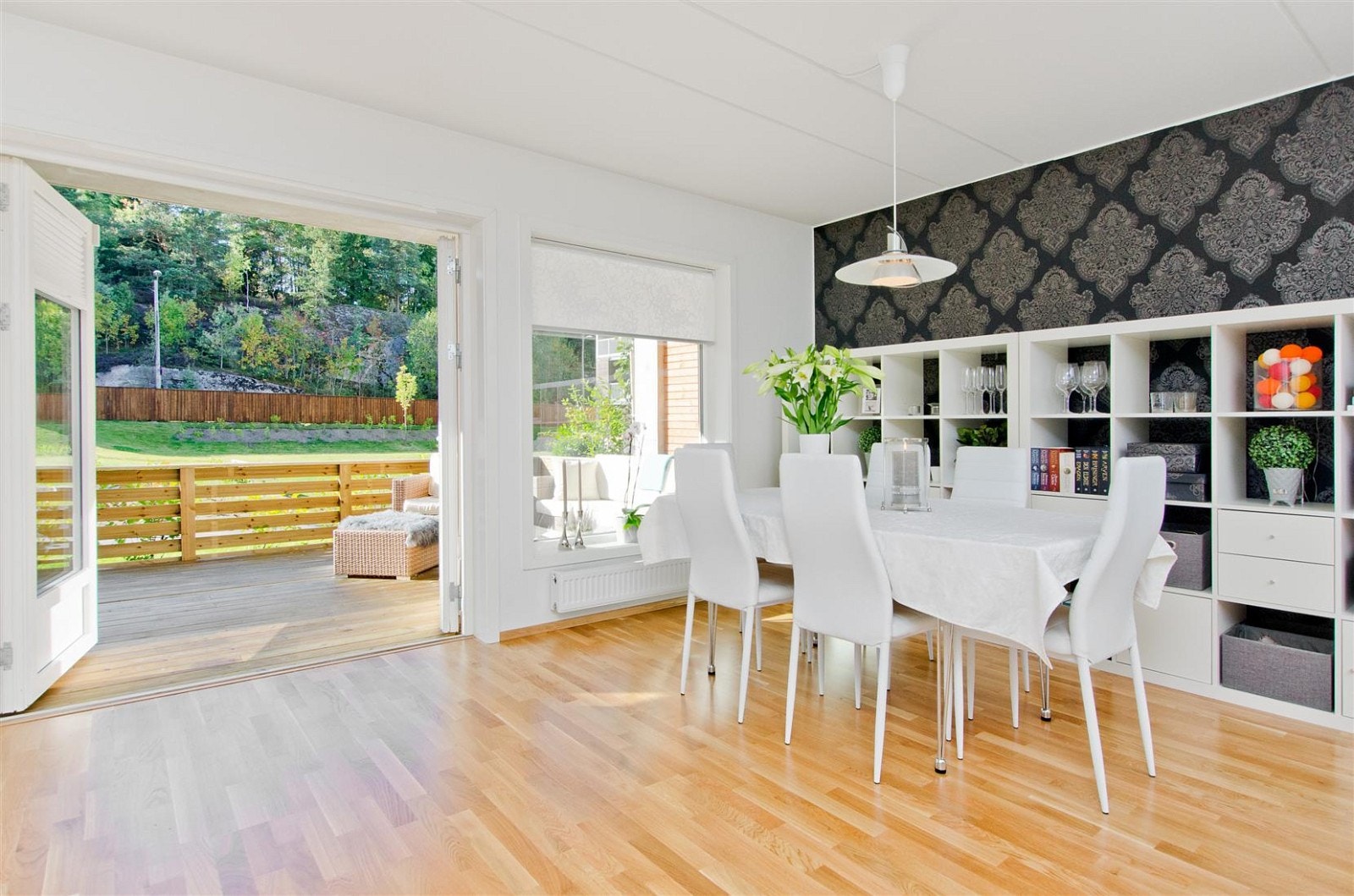 To-fløyet terrasse dør fra stuen ut til stor vestvendt markterrasse. Galleribilde