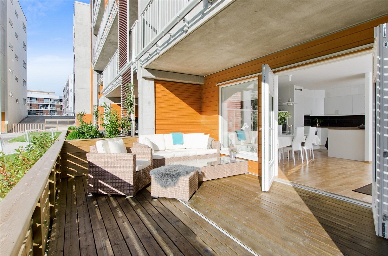 Utgang til stor solrik terrasse fra stuen. To-fløyet terrassedør gir en ekstra bred åpnig ut. Galleribilde