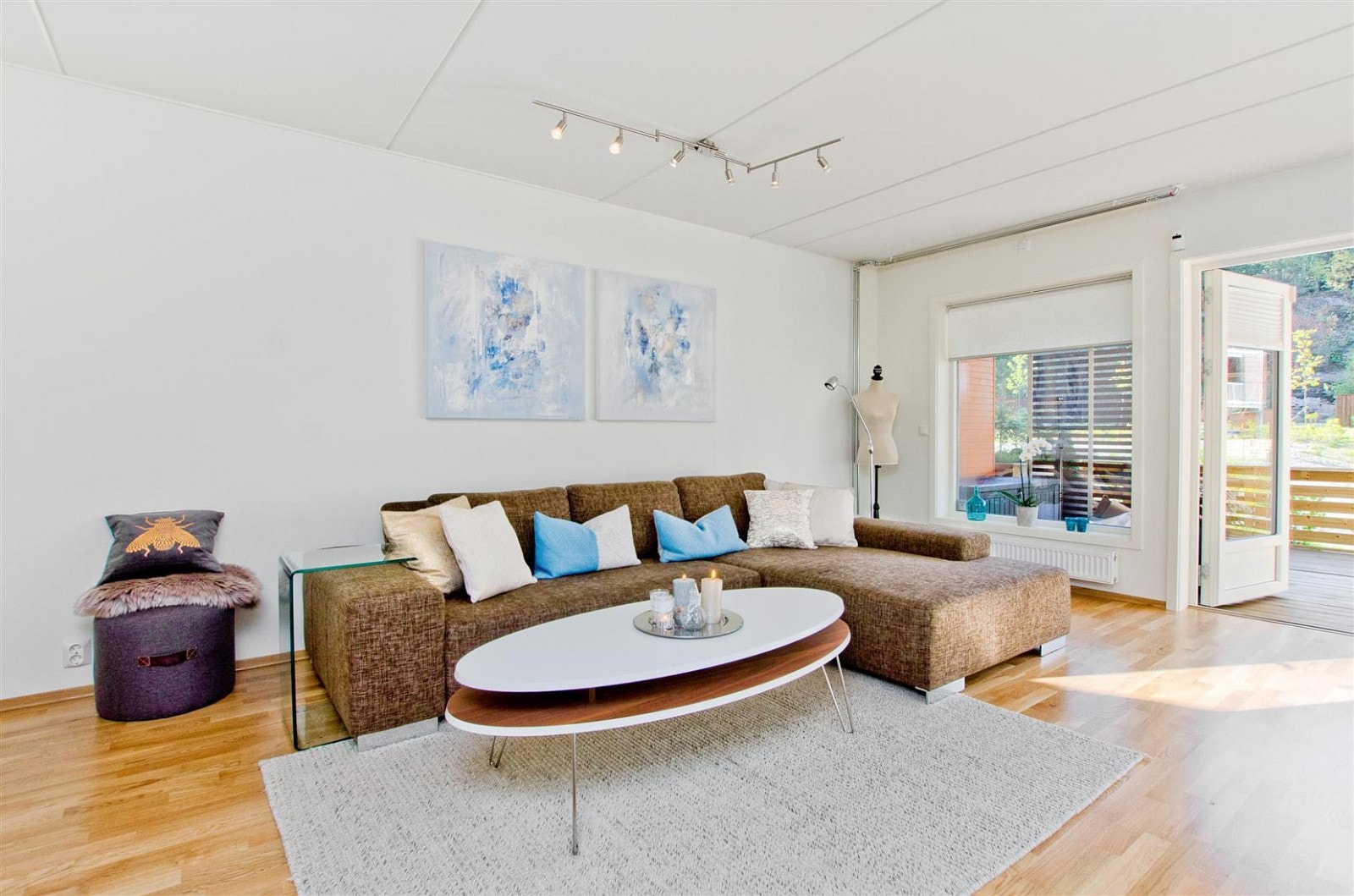 Lys stue med eikeparkett på gulv. Galleribilde