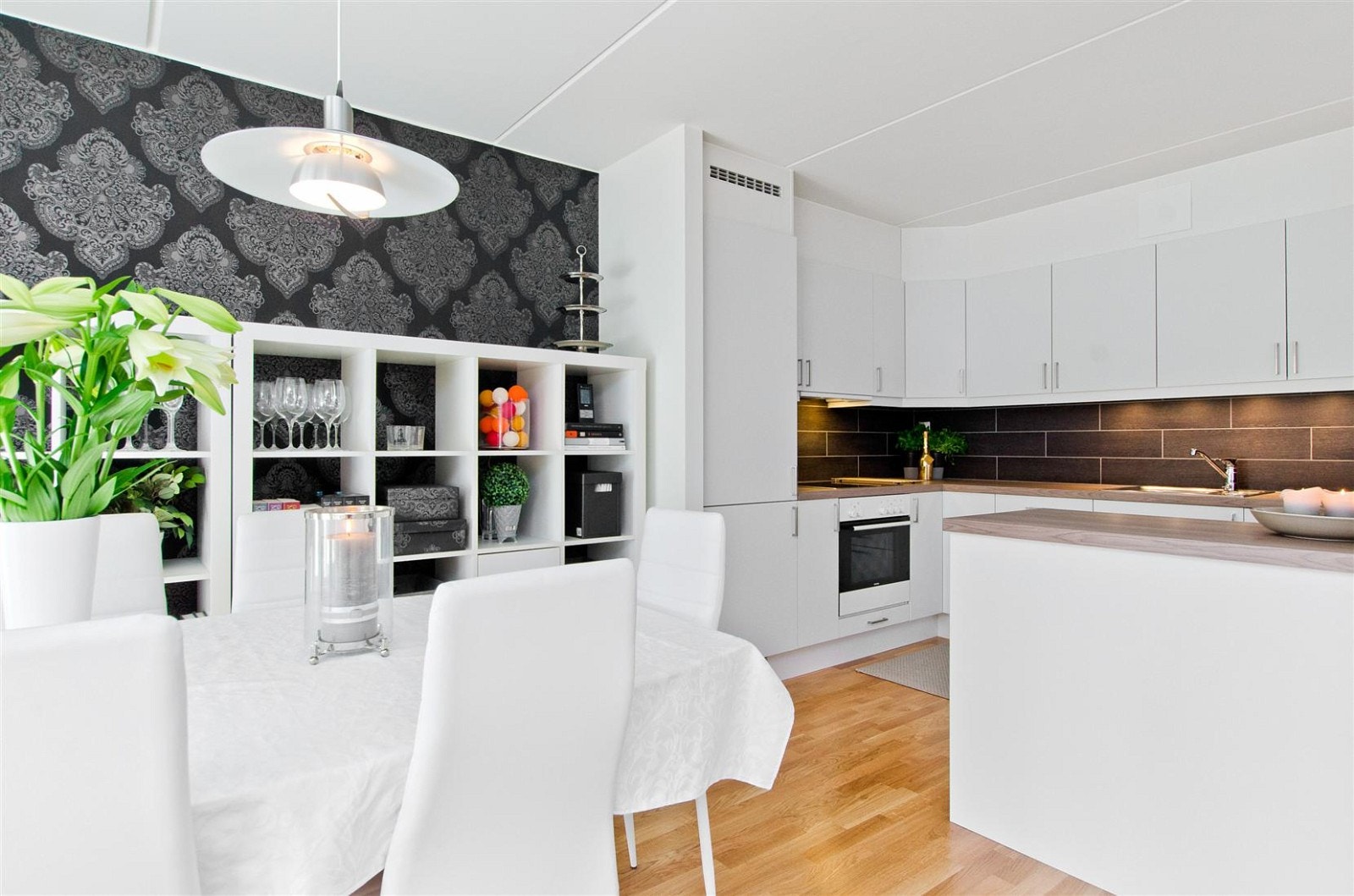 Åpen stue-/ kjøkkenløsning med god plass til spisebord og salong. Galleribilde