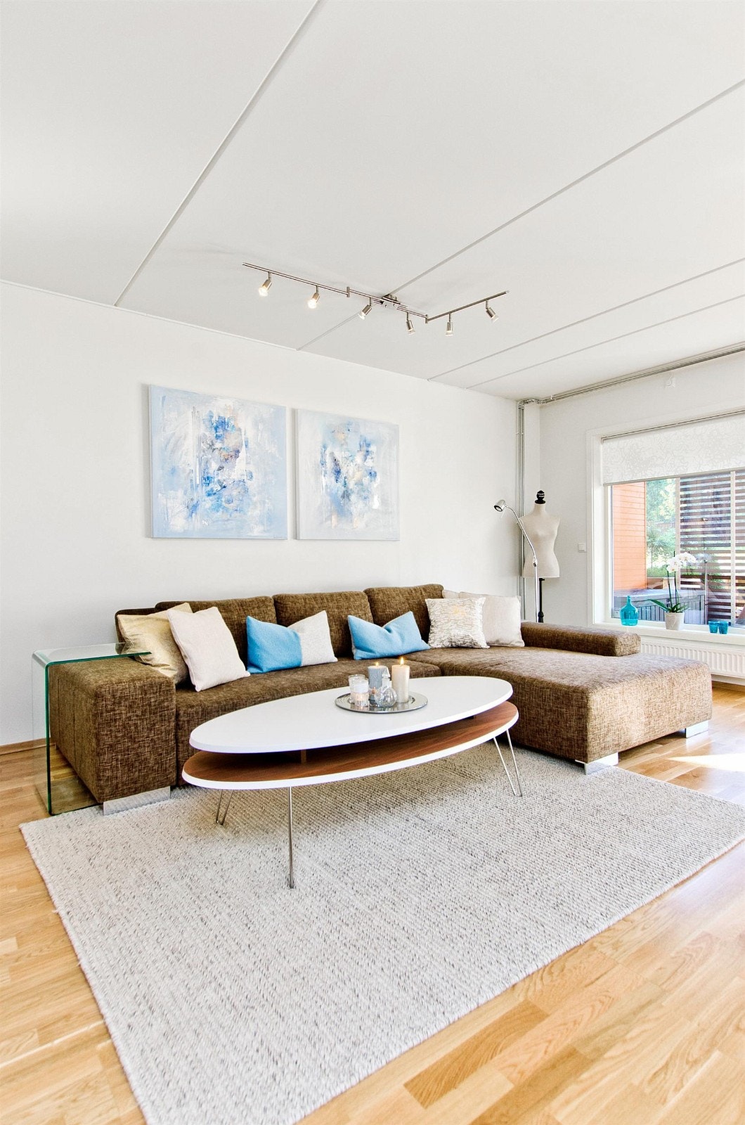 Rosmlig stue med god plass til sofa. Galleribilde