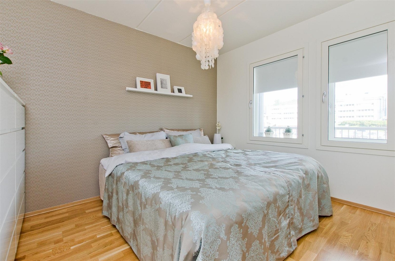 Rosmlig hovedsoverom med eikaparkett på gulv og malte flater på vegger og i himling. Galleribilde