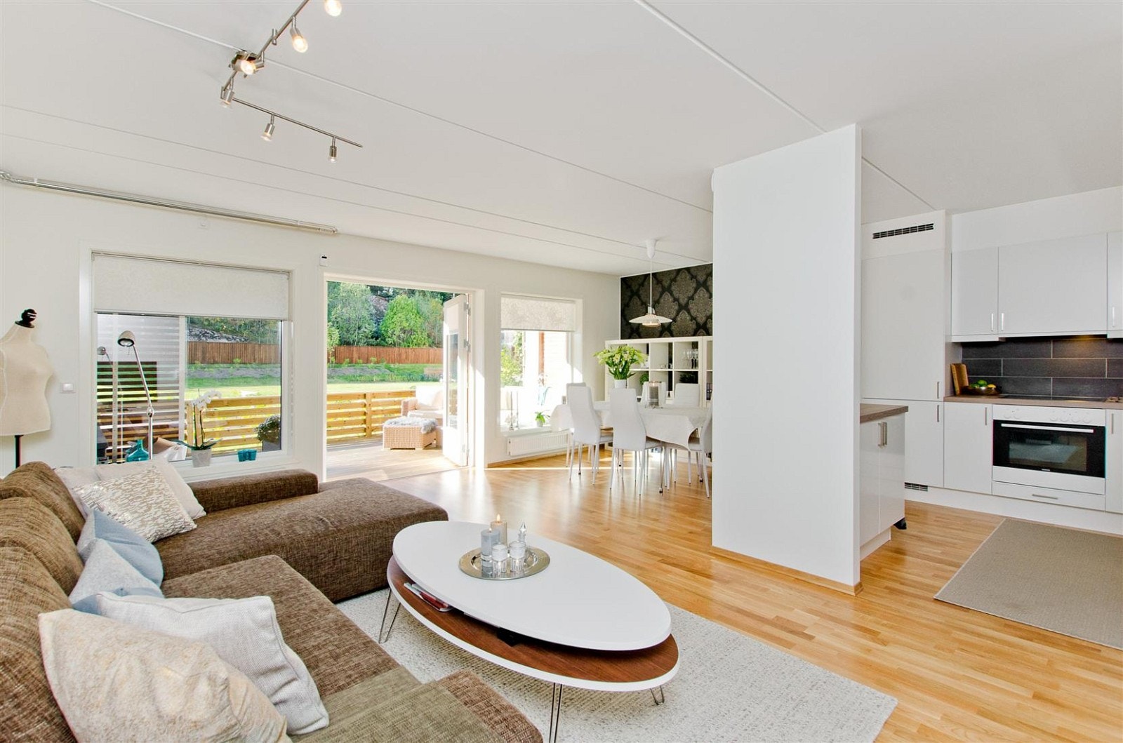 Store vindusflater gir godt med naturlig lys inn i stue og kjøkken. Galleribilde