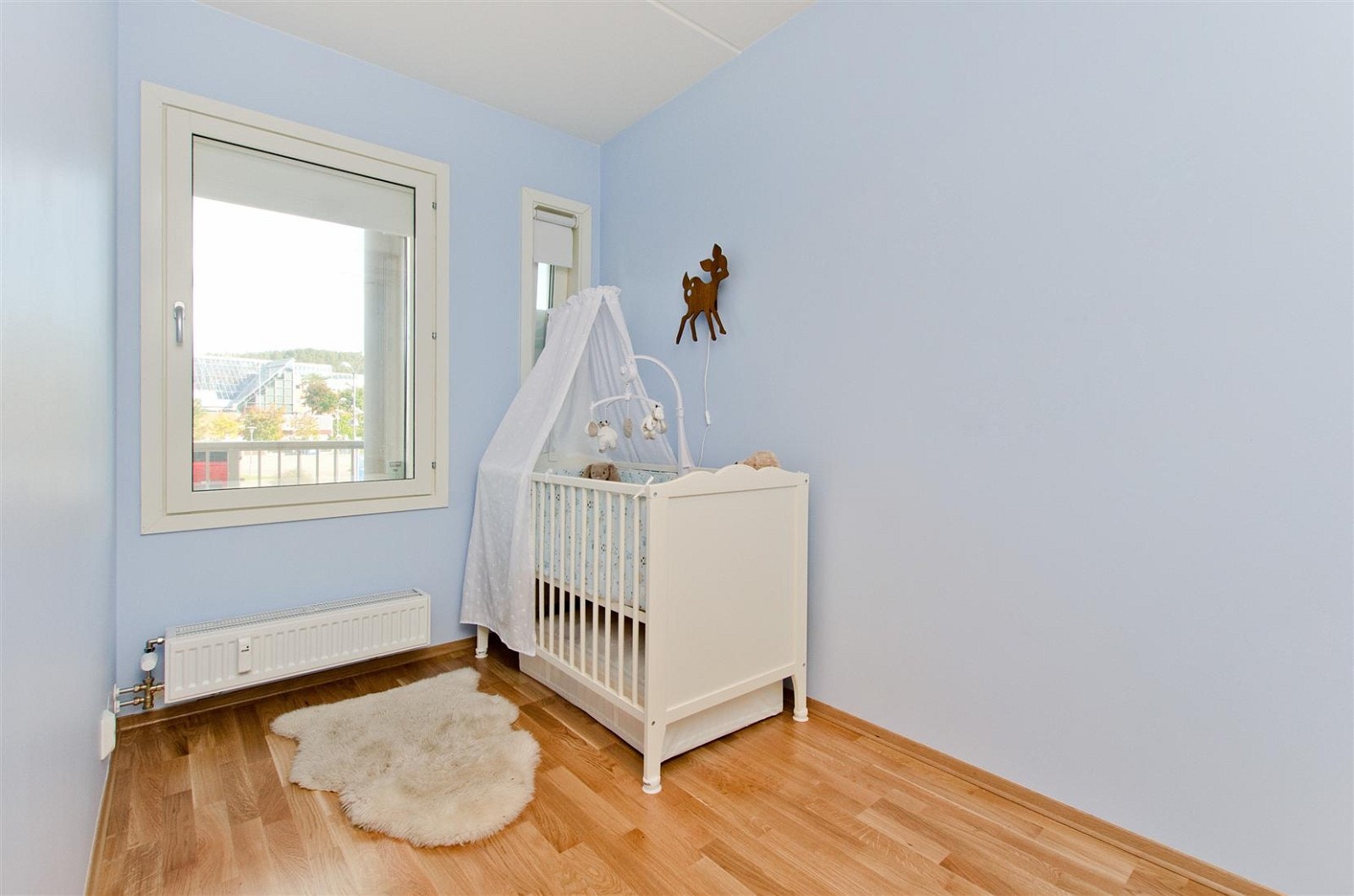 Soverom 2 med skyvedørsgarderobe. Galleribilde