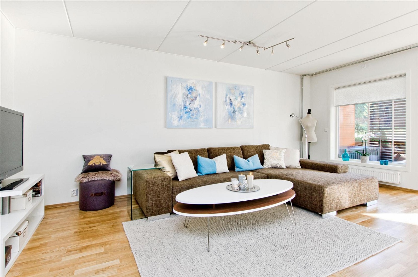 Store vindusflater gir et lyst og luftig inntrykk i stuen. Galleribilde