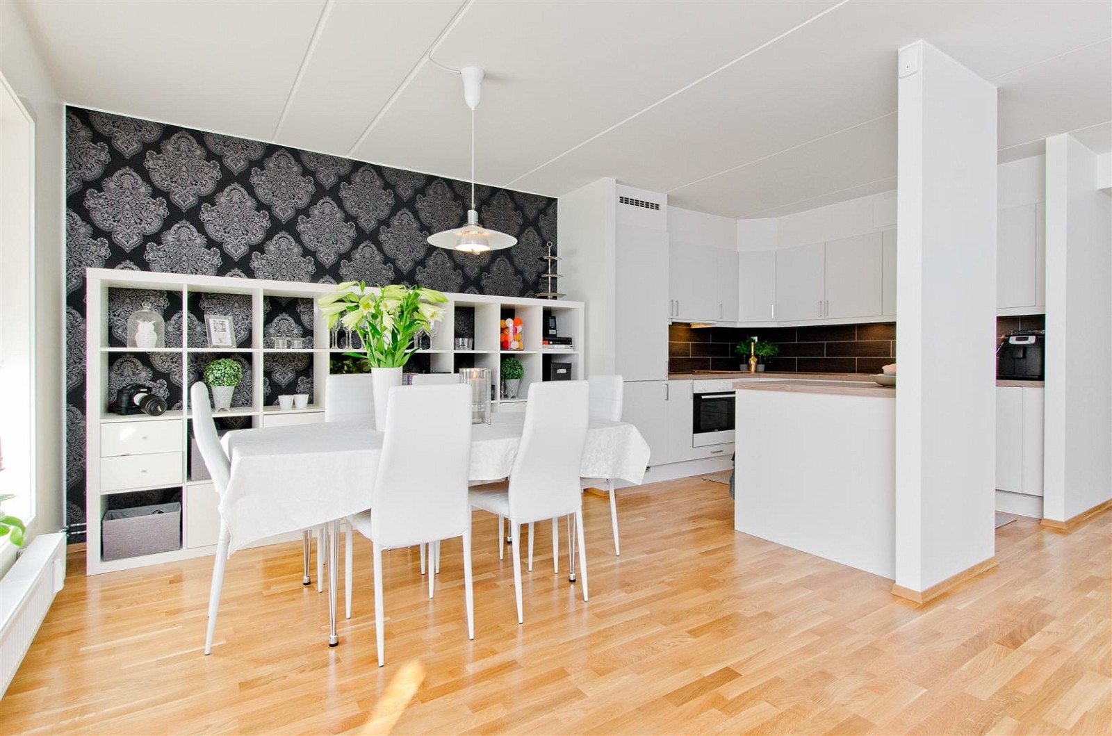 Åpen stue-/kjøkkenløsning med god plass til spisebord. Galleribilde