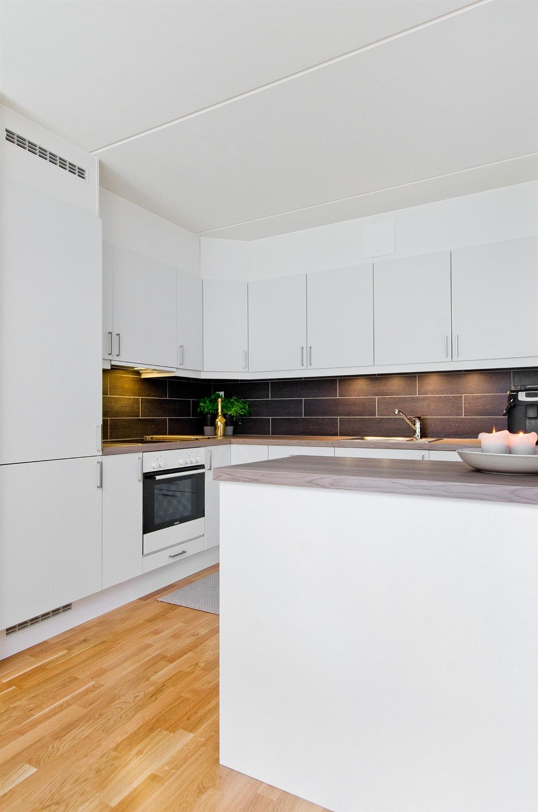 Sigdal kjøkkeninnredning med integrerte hvitevarer og godt med skapplass. Galleribilde