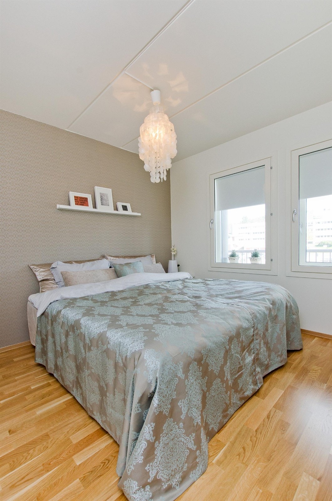 God plass til garderobeskap på hovedsoverom. Galleribilde