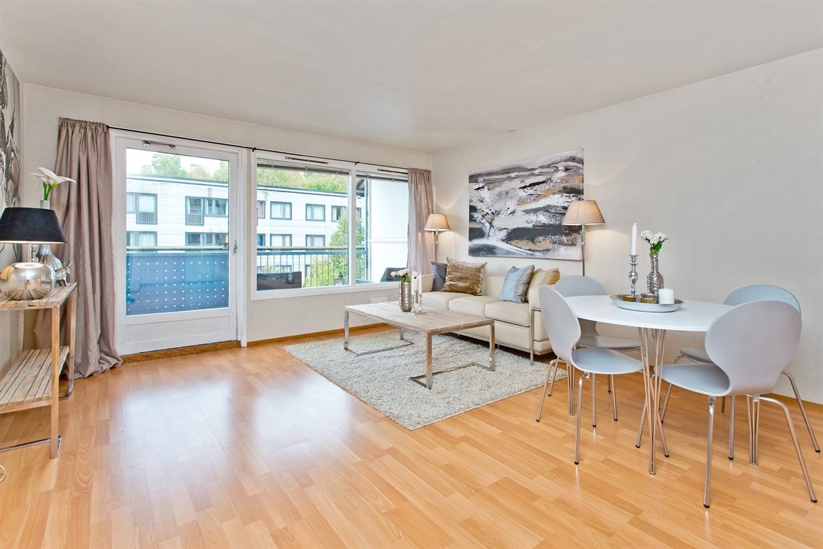 Stue med store vindusflater mot balkong Galleribilde