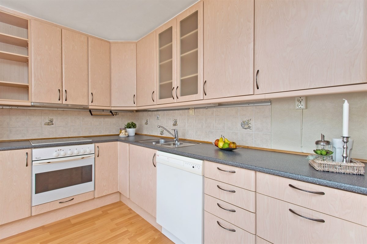 Kjøkken med god skapplass Galleribilde