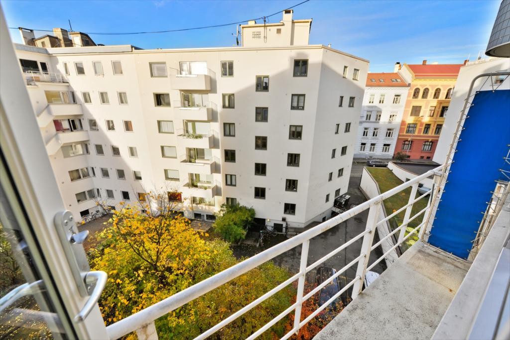 Solrik balkong mot bakgård Galleribilde