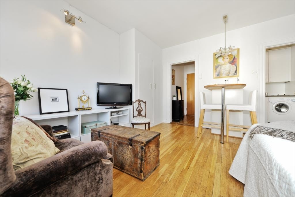 Stue mot kjøkkenkrok Galleribilde