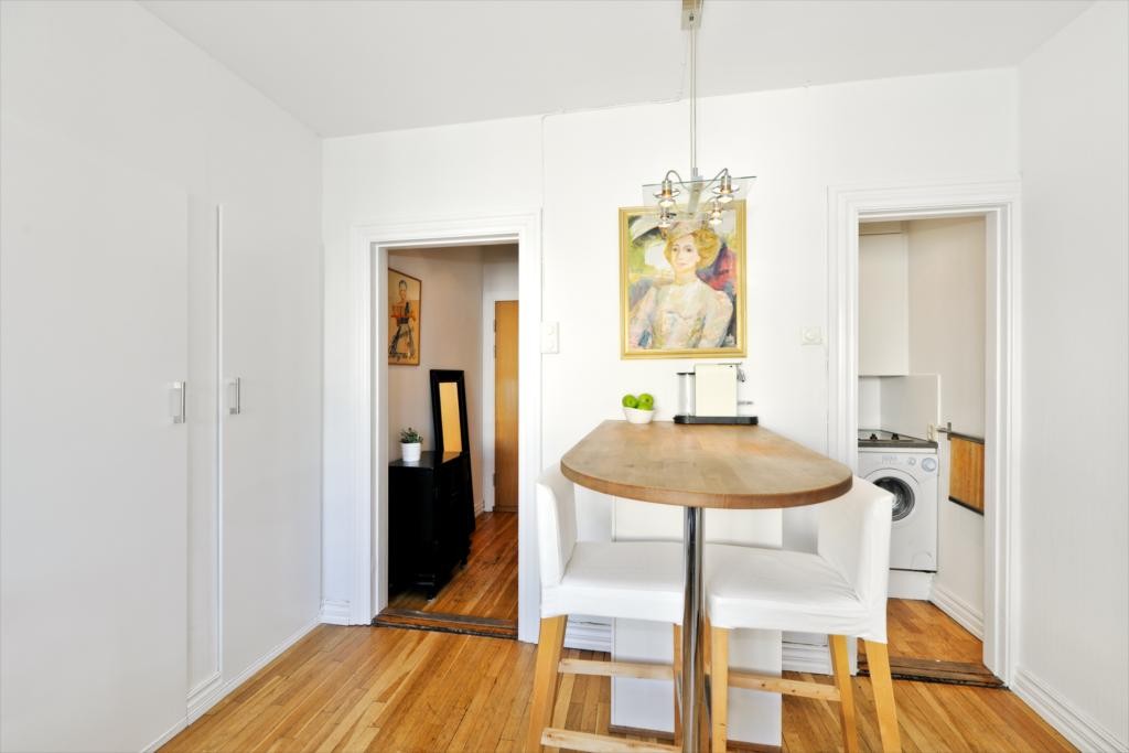 Stue mot kjøkkenkrok Galleribilde