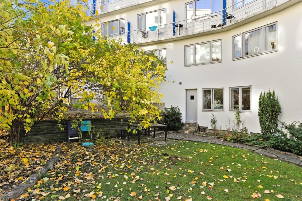 Hyggelig bakgård Galleribilde