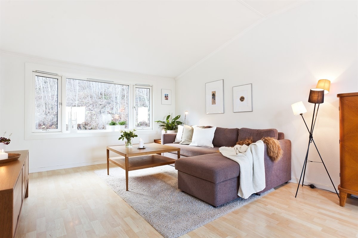 Lekker stue - stille, usjenert, lys og privat. Hyggelig peisovn. Borettslaget tillater å lage egen veranda om ønskelig. Galleribilde