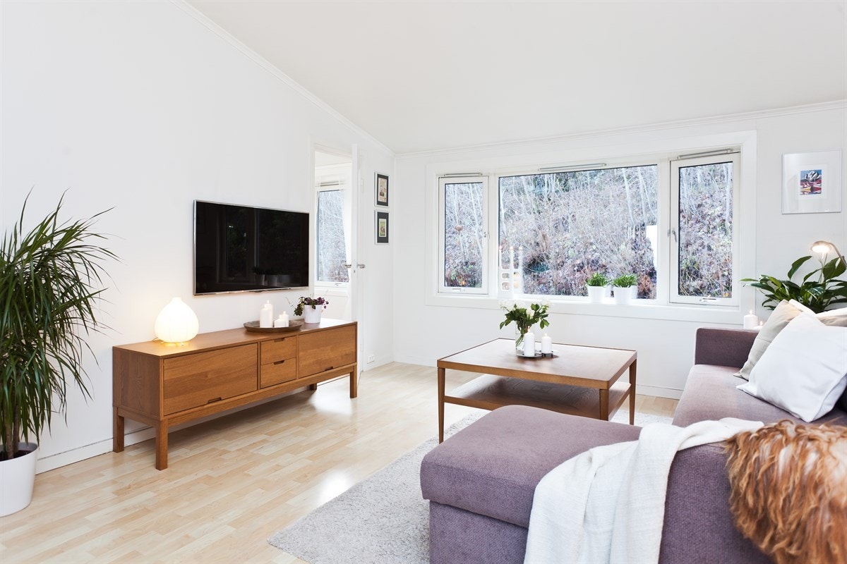 Stuen har store vindusflater Galleribilde