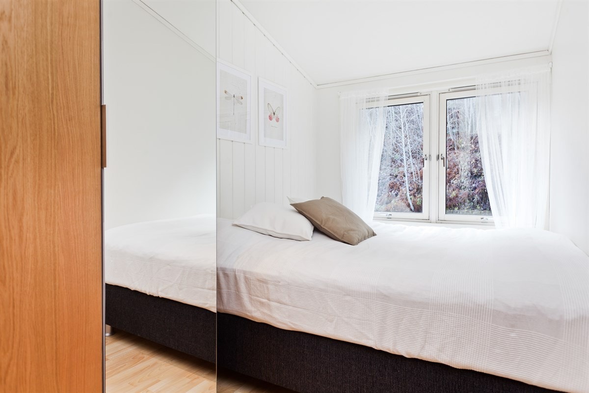 Soverom med god skapplass - vender mot marka. Stille uten innsyn! Galleribilde