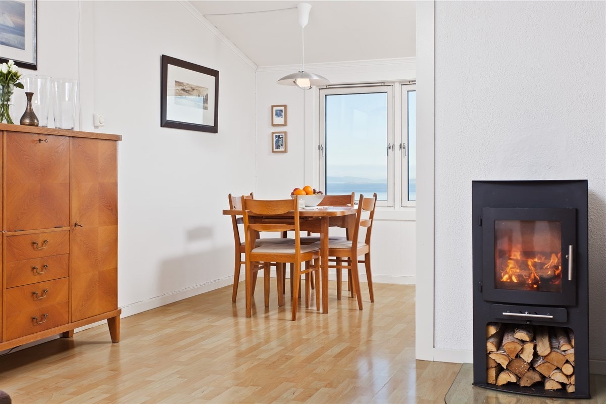 Spisestue med fenomenal utsikt. Beliggende i tilknytning til kjøkkenet. Galleribilde