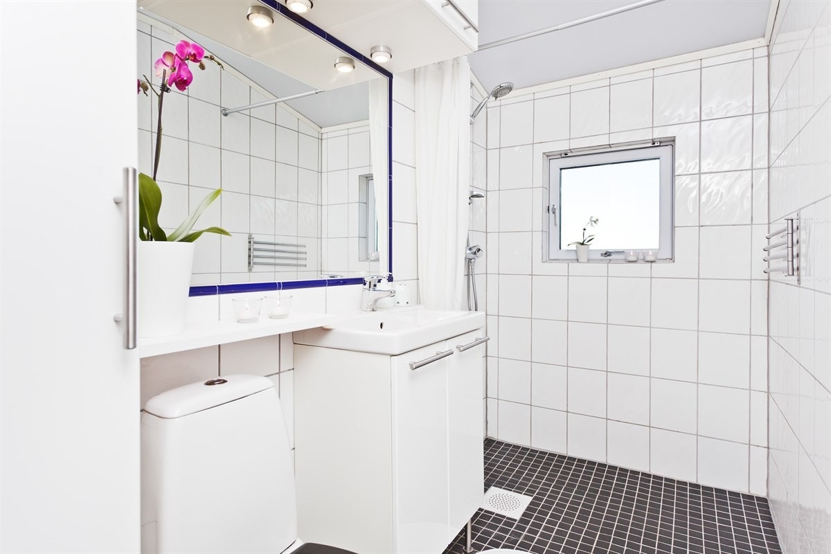 Flislagt bad oppusset i 2005. Varmekabler i gulv. Galleribilde