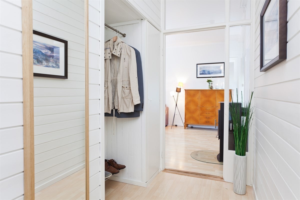 Entre med skap og avsatt plass til klær og sko. Galleribilde