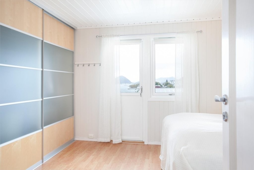 Soverom med utgang til vestvendt veranda Galleribilde