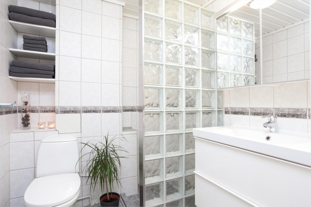 Pent og flislagt bad Galleribilde