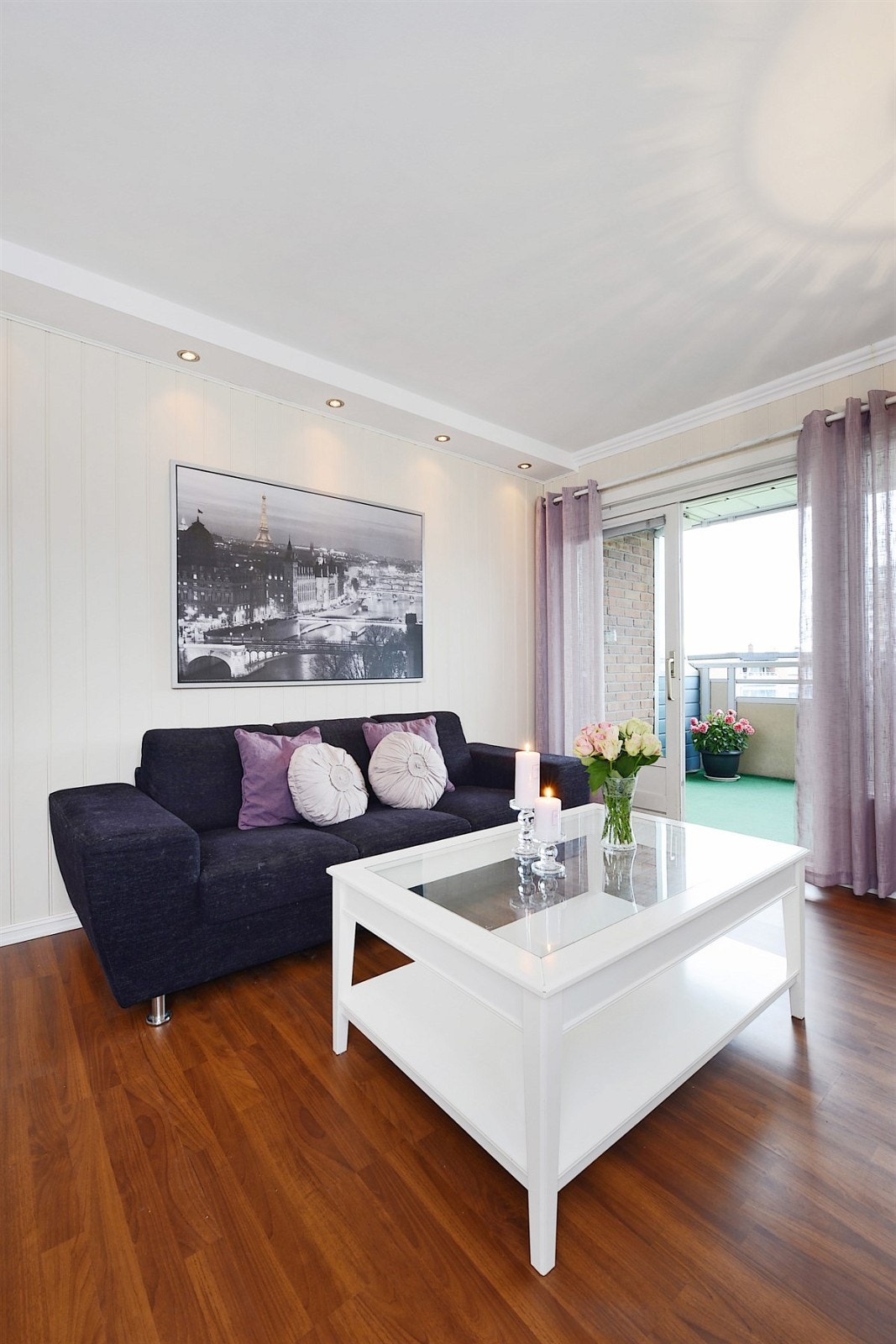 Stue med koselig peisovn og utgang til terrassen med flott utsyn. Galleribilde