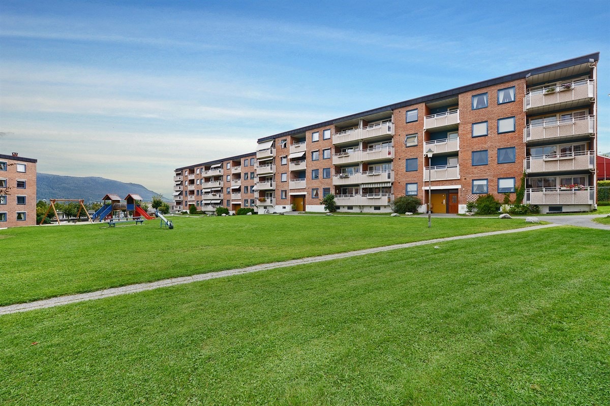 Fasade med naturskjønne fellesarealer Galleribilde