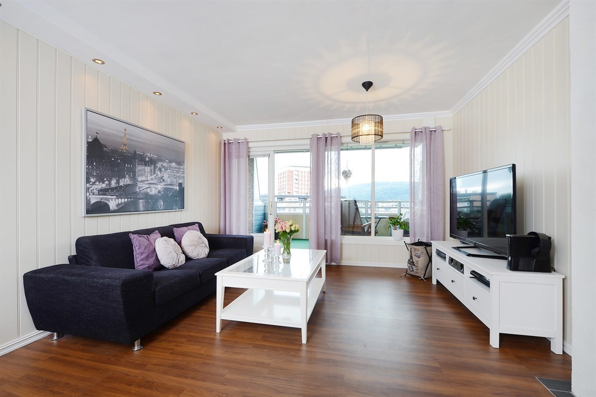 Stue med koselig peisovn og utgang til terrassen med flott utsyn. Galleribilde