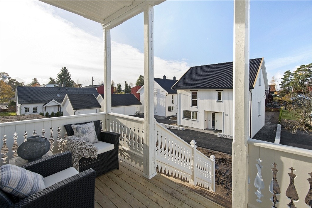 Balkong med trapp til hagen Galleribilde